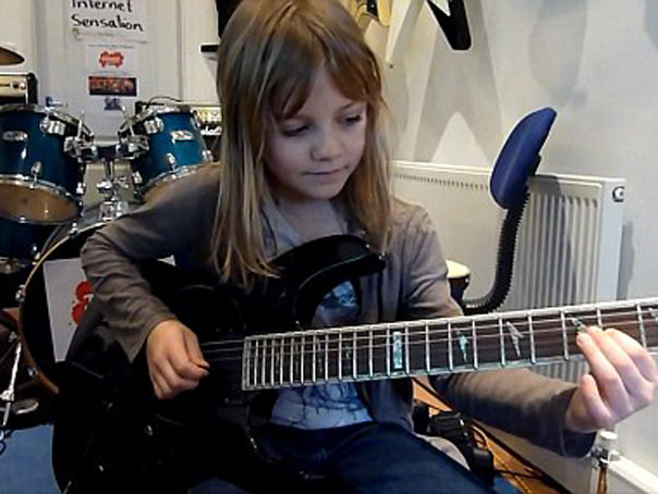 video o fetiţă de 8 ani face senzaţie pe internet: talentul său a uimit sute de mii de fani ai muzicii rock din lumea întreagă