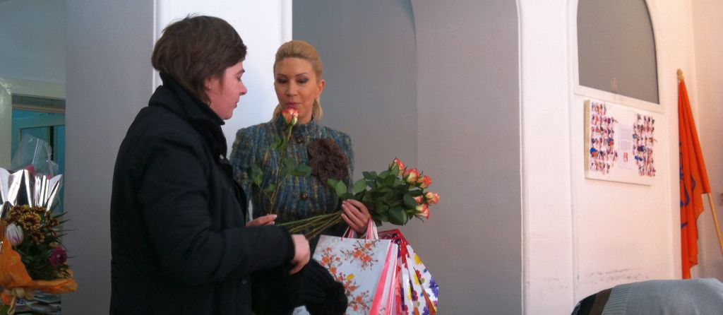 video foto raluca turcan a împărțit flori jurnalistelor și femeilor din sibiu