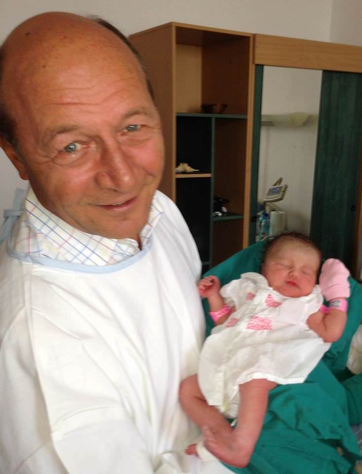 traian băsescu este bunic. fiica sa, elena băsescu, a născut prematur o fetiță