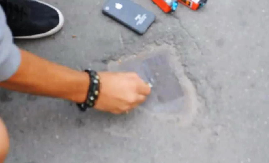 video: iphone lipit pe stradă cu superglue – vezi reacţiile oamenilor!