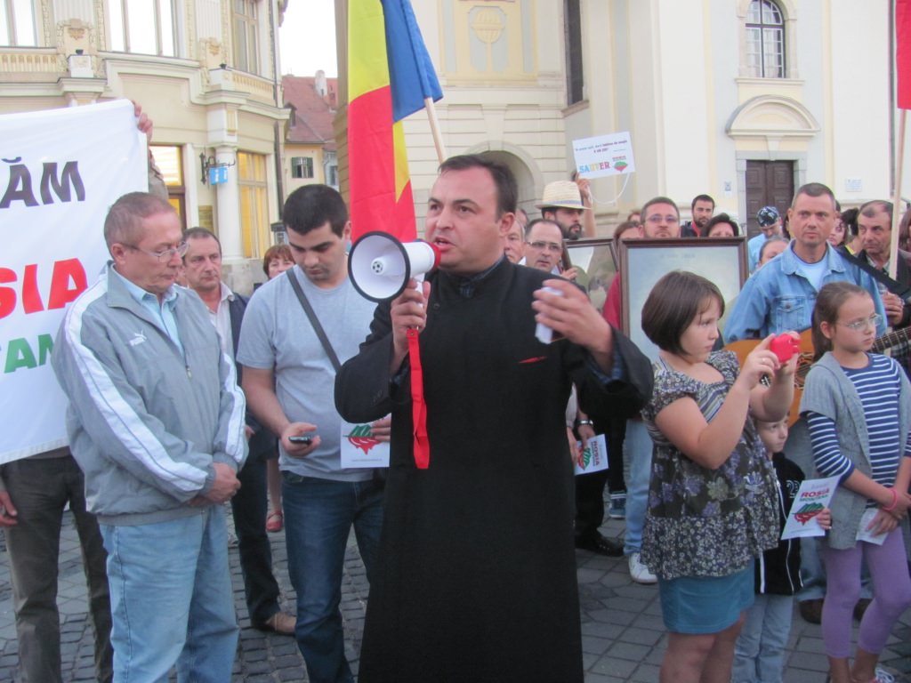 doi preoți s-au alăturat participanților la protestul împotriva exploatării miniere de la roșia montana