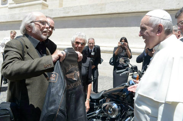 papa francisc isi vinde motocicleta harley davidson in scopuri caritabile!