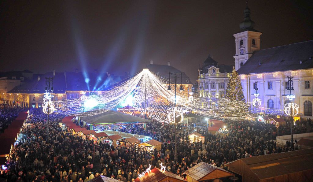 Primăria Sibiu a început montarea iluminatului festiv de sărbători. Ce surprize ne așteaptă!