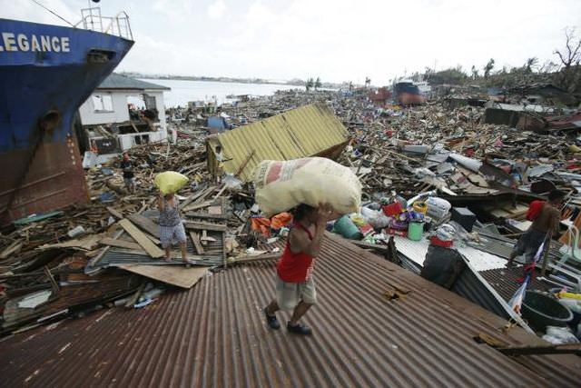 imagini dramatice dupa trecerea taifunului haiyan din filipine!