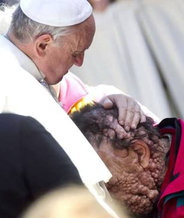 imaginea emotionanta care a facut inconjurul lumii! bolnavul care a ingenuncheat in bratele papei francisc!