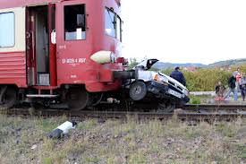 accident feroviar: un microbuz a fost lovit de tren în ocna sibiului. un pasager este încarcerat