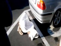 video incredibil: victima mafiei, bărbat aruncat în stradă din portbagajul unei maşini!