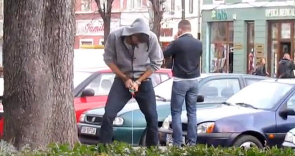 video un barbat face pipi în public prin sibiu. uite ce reactie au oamenii!