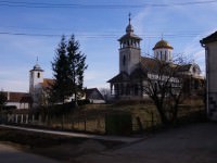 foto satul, din judeţul sibiu, cu trei biserici în aceeași curte