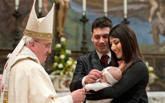 alăptarea în biserică: papa francisc încurajează femeile să alăpteze în capela sixtină