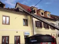 video o braziliancă a ameninţat că se aruncă de pe casă din centrul sibiului