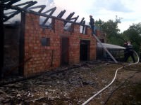 agârbiciu: incendiu la un adăpost de animale