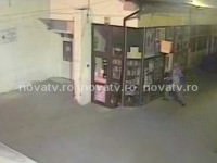 video incredibil: a spart chioşcul cu cărămida pentru a fura!