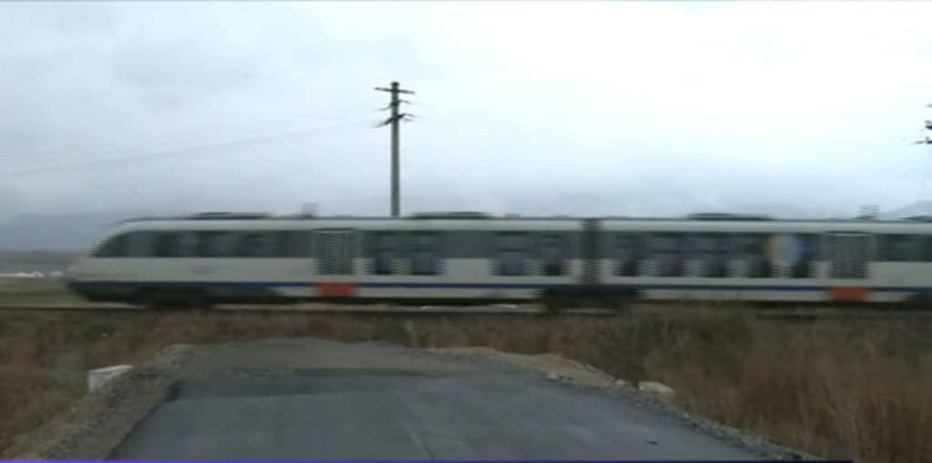 foto video la racovița s-a construit drumul județean care nu duce nicăieri. se oprește în câmp, la calea ferată!