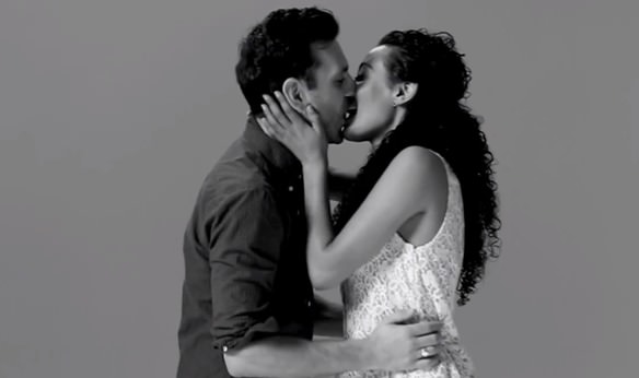 video experiment: primul sărut între doi necunoscuți -