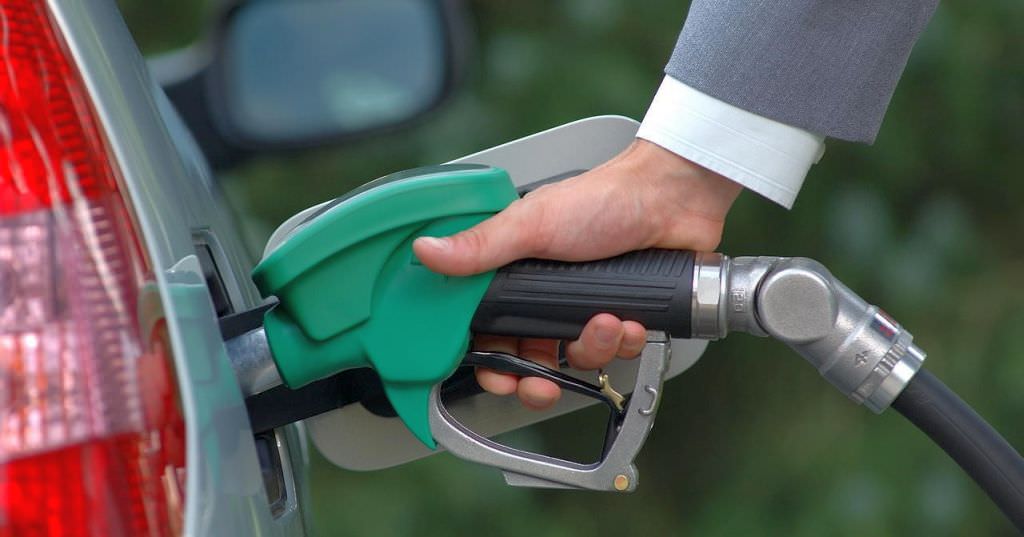 scade prețul benzinei în toată țara - la sibiu a ajuns la 7.90 lei litrul