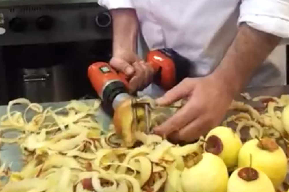 video: cum se curăță un măr în trei secunde