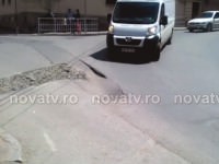 pericol iminent pe strada nicolae titulescu | asfaltul se scufundă pe unul din sensuri