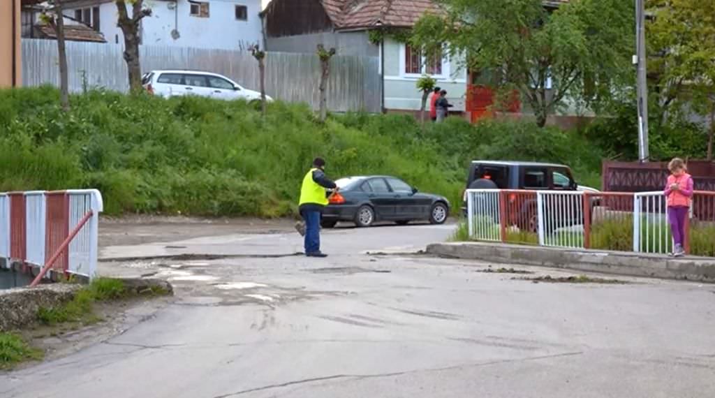 modelul săcădate folosit şi la mediaş. localnicii astupă singuri gropile din asfalt (video)