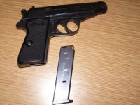 armă neletală confiscată de poliţişti de la un medieşean | vezi amănunte