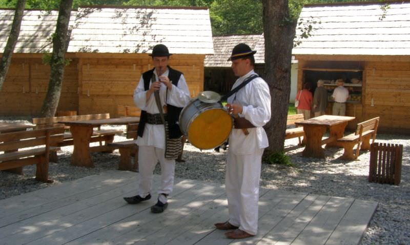 muzică tradițională și festin culinar la târgul de țară din muzeul în aer liber