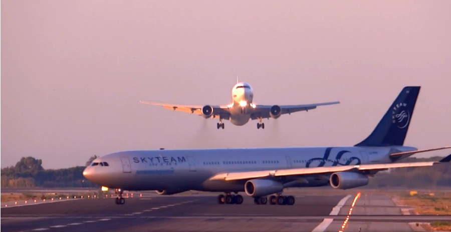 video dramatic două avioane la un pas să se ciocnească pe aeroportul din barcelona (imagini incredibile!)