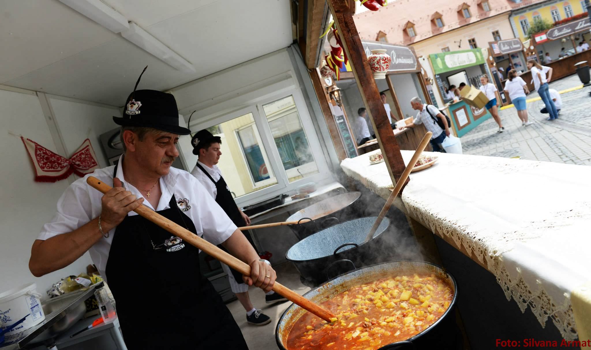 a început cel mai tare festival gastronomic din transilvania în piața mare a sibiului (foto)
