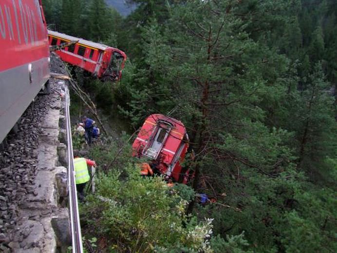 un tren de pasageri a deraiat in elvetia in urma unei alunecari de teren!