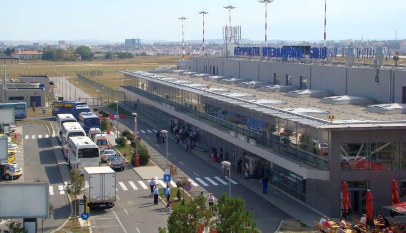 exclusiv - alertă la aeroportul sibiu. pasageri evacuați din cauza unui colet suspect găsit în fața terminalului de sosiri!