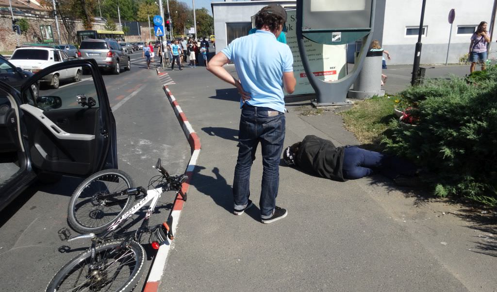 biciclist lovit de o maşină pe strada filosofilor. ciclistul era băut!