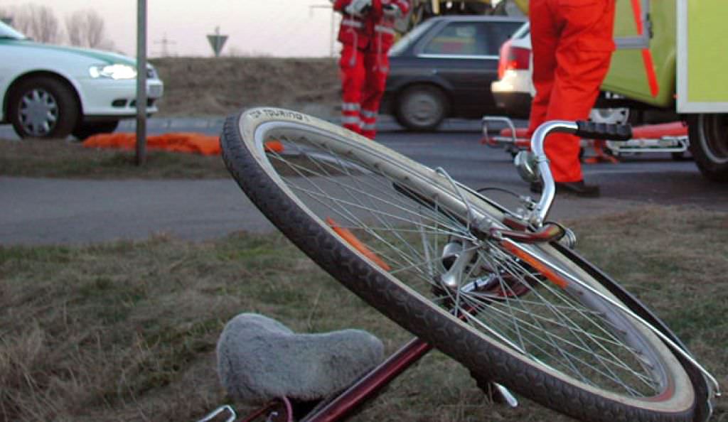 accident în sibiu. un biciclist a intrat într-o autoutilitară pe șoseaua alba iulia
