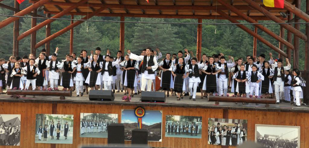 ansamblul “bujorul de munte” reprezintă judeţul sibiu la un super festival în grecia