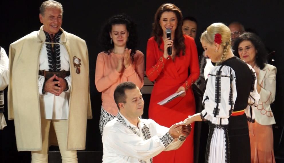 foto cerere în căsătorie la junii sibiului în fața a mii de oameni în timpul unui spectacol din spania