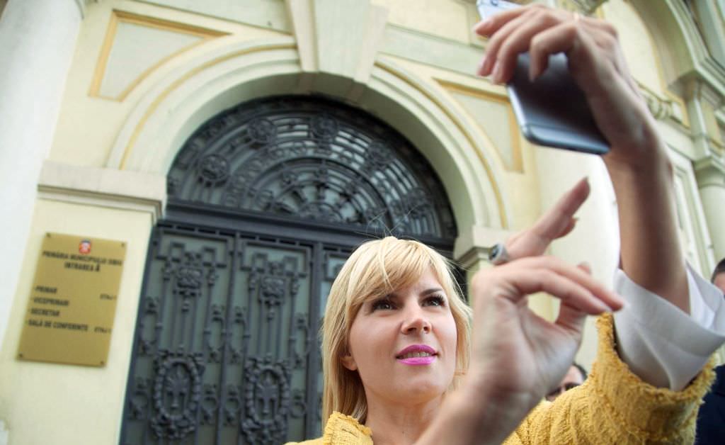 foto aroganța elenei udrea la sibiu. selfie în fața primăriei lui iohannis!
