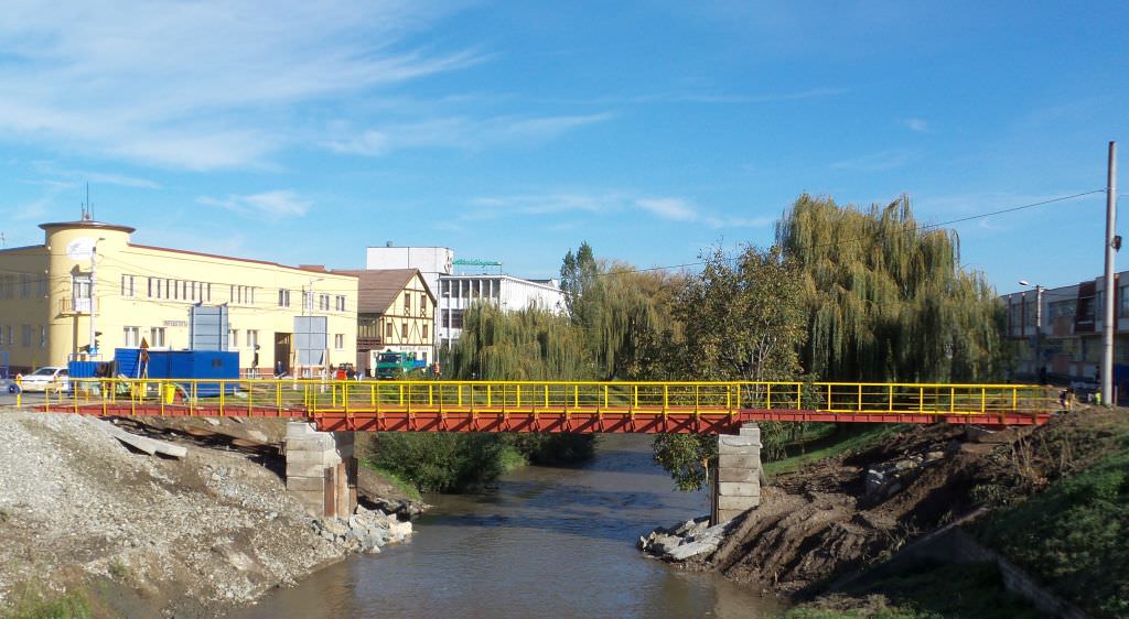 video foto s-a montat pasarela pietonală ce înlocuiește podul din zona pieței cibin