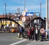 video foto s-a montat pasarela pietonală ce înlocuiește podul din zona pieței cibin