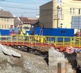 video foto s-a montat pasarela pietonală ce înlocuiește podul din zona pieței cibin