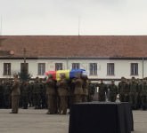 VIDEO FOTO Tristețe la ceremonialul de la Sibiu pentru cei opt morți în accidentul de elicopter. Iohannis a aprins o lumânare