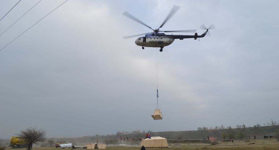 foto acțiune spectaculoasă cu elicopterul pentru montarea a unui nou refugiu la călțun (2.150 metri)