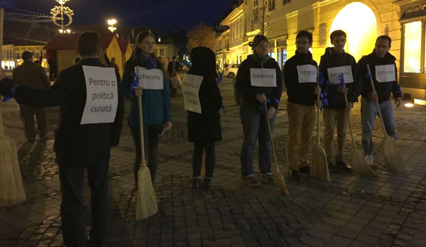 VIDEO Un altfel de ”Flash Mob” pentru Iohannis în Piața Mare din Sibiu. Uite imaginile!