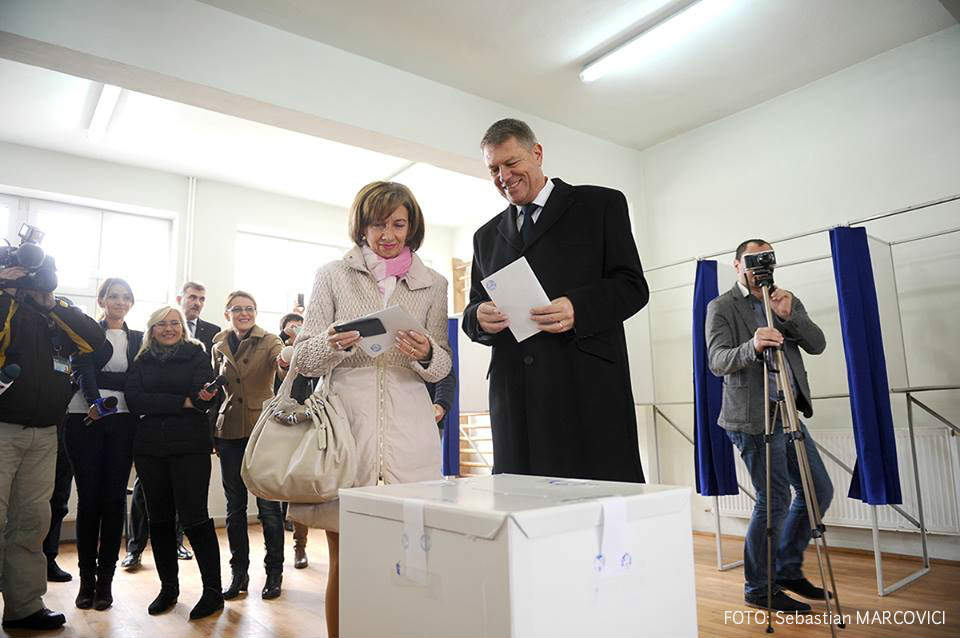 video si galerie foto: iohannis a votat cu emoție și le-a transmis gânduri bune românilor