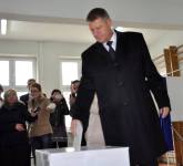 VIDEO SI GALERIE FOTO: Iohannis a votat cu emoție și le-a transmis gânduri bune românilor