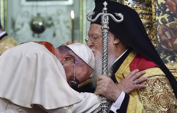 ȘOC ÎN LUMEA ORTODOXĂ: Papa Francisc cere reunificarea bisericilor CATOLICĂ și ORTODOXĂ