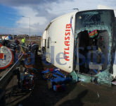 video și galerie foto accdident mohu: autocar atlassib răsturnat pe dn1. doi pasageri au murit, iar alți șapte sunt răniți!