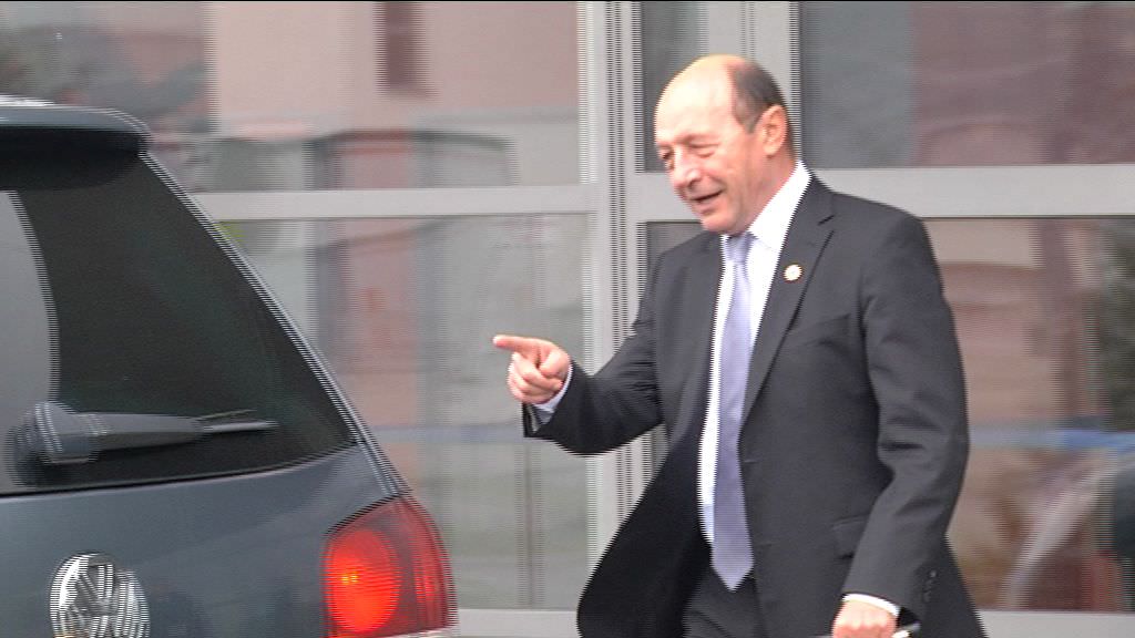 băsescu afirmă că va trebui „pus la pachet cu retragerea ordonanţei şi pămpălăul” ministru al justiţiei, florin iordache