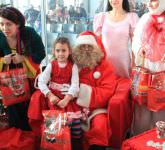 moș crăciun a venit cu avionul la sibiu! sute de copii l-au așteptat în aeroport! (foto)
