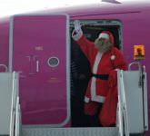moș crăciun a venit cu avionul la sibiu! sute de copii l-au așteptat în aeroport! (foto)