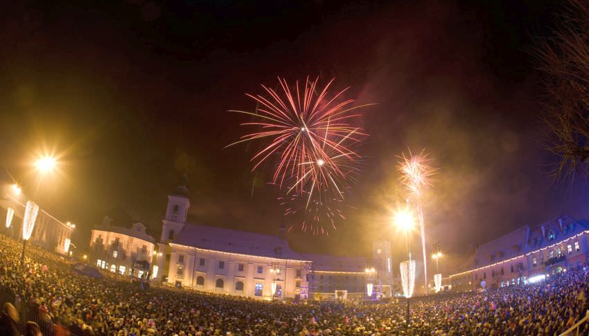 video revelion și artificii în piața mare din sibiu