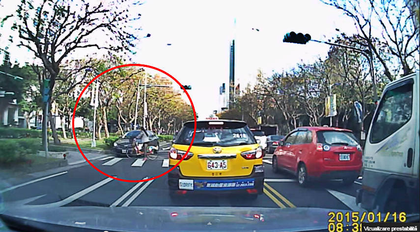 miracol pe zebră: o biciclistă este călcată de maşină - vezi în video ce se întâmplă