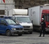 video foto transport păzit cu mitraliere în piața mare la muzeul brukenthal